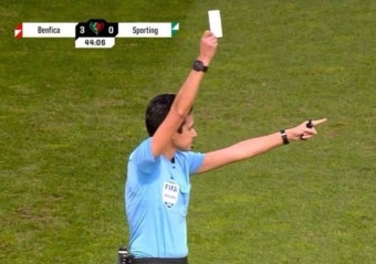 포르투갈 여자 축구 경기에서 첫 등장한 '화이트 카드'...무슨 뜻인가 알아보니