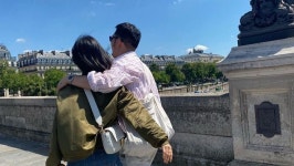 파리 여행 떠나 남성과 다정하게 어깨동무하고 찍은 사진 공개한 송혜교