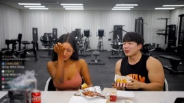 6개월 동안 닭가슴살만 먹은 헬스 트레이너에게 치즈볼+치킨 줘 오열하게 만든 타락헬창