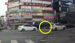 왕복 7차선 도로 한가운데 고립된 노인 보고도 그냥 지나친 교통경찰관 (영상)
