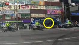 왕복 7차선 도로 한가운데 고립된 노인 보고도 그냥 지나친 교통경찰관 (영상)