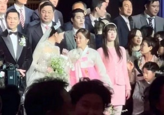 동생 이다인 결혼식장에 핑크로 깔맞춤한 언니 이유비...