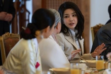 김건희 여사의 옛 중학생 제자가 보낸 25년 전 교생 시절 사진 (+손편지)