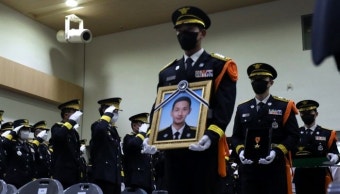 순직 소방관 묘소에서 운동화 훔쳐 간 범인 잡혔다...훔쳐갔던 여성의 정체