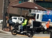 안산 도로에서 오토바이 한대에 학생 네 명이 올라타 질주하는 걸 발견했습니다