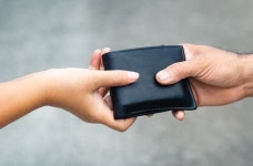 홍대입구역 출구 앞에 떨어진 지갑 절대 줍지 마세요...SNS에 확산 중인 경고 글