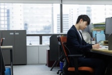 사무실에서 무알콜 맥주 마시는 신입...불편하면 꼰대일까요?