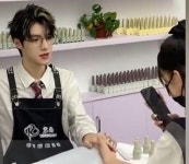 아이돌 외모 때문에 강제 팬싸 당하며 매일 극한 직업 찍고 있다는 훈남 네일샵 사장님