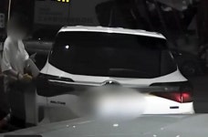 한 손엔 담배 다른 손엔 주유 건...광주의 한 주유소에서 포착된 20대 여성 운전자의 행동 (영상)