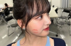 활동 복귀하고 반가웠는지 멤버 리즈에게 '볼뽀뽀' 날린 아이브 레이