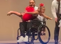 음주운전 차에 치여 15년째 휠체어 신세인 아빠가 딸 학예회에서 커플 댄스 추는 방법 (+영상)