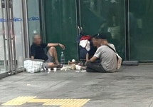 청량리역 3번출구 앞에서 술판 벌인 할아버지 3명...경찰 왔는데도 배째라 (+사진)