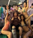 휠체어 탄 상태서 비키니 미녀들에 둘러싸였는데도 엄근진 유지하는 래퍼 언에듀 표정