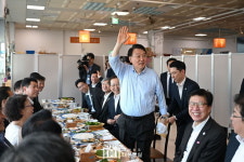 부산 자갈치시장서 붕장어 무서운줄 모르고 맨손으로 잡다 물린 尹 대통령 (사진)