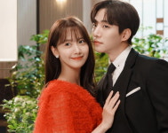 여고생이라 해도 믿을 듯...교복 입고 여친짤 대방출한 33살 윤아 비주얼