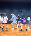 같은 소속사 후배 뉴진스 찾아가 백댄서 해준 방탄 뷔 넘사벽 춤선