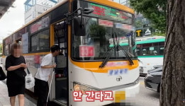 시각장애인이 버스정류장에서 서성이는 거 뻔히 보고도 문 안 열어준 오산 버스기사 (영상)