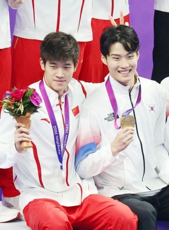 금메달 딴 황선우에 밀려 은메달 땄는데도 진심으로 축하해 준 '장꾸' 판잔러
