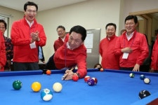 경로당의 은둔 고수(?) 할머니와 당구 치다가 경쟁 붙어 실력 제대로 뽐낸 국힘 김기현 대표