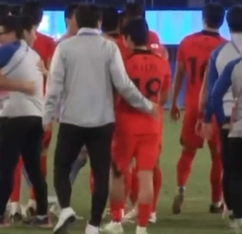금메달 따더니 황선홍 감독 엉덩이까지 툭툭 치는 '친화력갑' 이강인