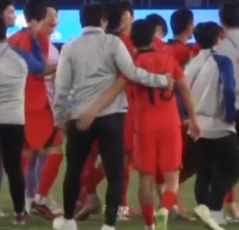 금메달 따더니 황선홍 감독 엉덩이까지 툭툭 치는 '친화력갑' 이강인