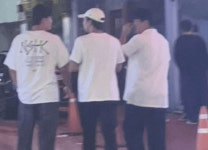 시즌 중, 경기 전날 새벽 2시 넘어서까지 클럽서 놀다 포착된 롯데자이언츠 신인 선수들