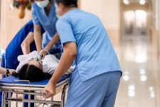 응급실 뺑뺑이 사망 사고 이어지자 정부, 병원서 환자 거부 못하도록 법제화