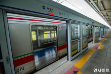 지하철 못 탄 승객 봤을 때 서울교통공사 직원이 출입문 열어주는 의외의 상황