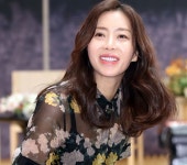 제주도 내려가 오랜만에 얼굴 공개한 송윤아, 확 달라진 근황 공개 (+영상)