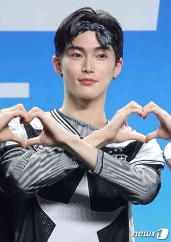 '사생활 유출·미성년자 흡연' 논란으로 활동 중단한 라이즈 승한, 자필 편지에도 팬들 '분노'