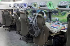 한끼에 1만원 넘어 부담돼...점심시간에 PC방서 짜계치 먹고 게임하며 쉬는 2030 직장인들