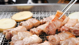 고깃집서 손님 4명이 고기 3 막국수 1 주문...사장 무조건 고기 4인분 주문하라