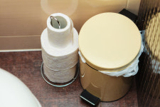 지하철역 화장실 공용휴지 논란...칸막이마다 있어야 vs 관리 힘들어