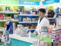 비 오는 날 약국 출입구서 넘어져 다친 환자...법원 약사 배상 책임