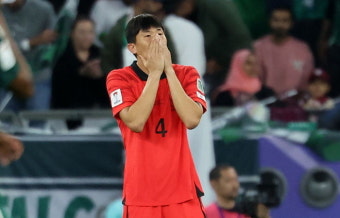8강 진출에도 표정 어두웠던 김민재...인터뷰 정중히 거절했다