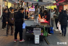 관광객들이 버리고 간 길거리 음식 쓰레기 산더미처럼 쌓인 명동 현상황