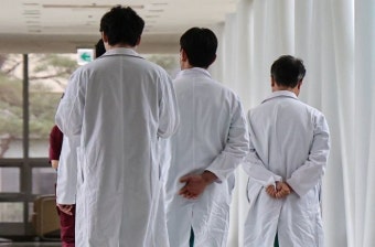 의사를 '의새'라 발음한 복지부 차관, 고발 당했다