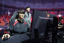 훈수 두시더니 LCK 경기장 직접 찾아온 페이커 할머니