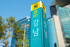 강남역 칼부림 예고한 뒤 사과 손팻말 들었다고 집유 받은 30대 남성