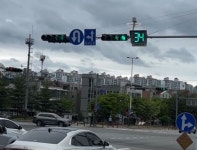 한국서 시범운행 중인 카운트다운 신호등...꼬리물기 사라진다 vs 예측 출발 늘어난다