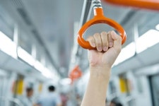 부산 지하철 1호선 대참사...똥냄새 오지게 나는 남자가 계속 출몰