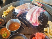 다신 제주도 고깃집 안 갈래요...추천받아 시켰다는 제주 비계고기 상태