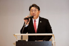 경로잔치 행사서 쓰러진 어르신 구한 김해 시장의 숨겨진 과거