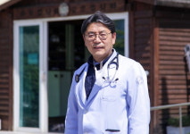 경로잔치 행사서 쓰러진 어르신 구한 김해 시장의 숨겨진 과거