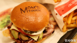 버거에 비닐장갑이 통째로...맘스터치, 증거 회수한 뒤 그럴리 없다 발뺌하고 거짓말까지