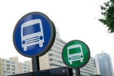 치매 노인들이 습관대로 출근하려 하자 가짜 버스 정류장 만들어 보호하는 일본 근황