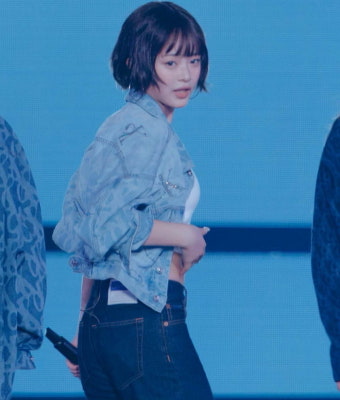 도쿄돔서 청량한 '청청 패션' 완벽 소화하고 미모 포텐 터진 뉴진스 (사진)