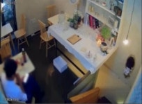 아무도 없지?... 음식점 구석에서 몰래 담배 피우는 진상 손님 (사진)