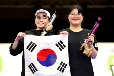 '사격천재' 오예진, '엄마사수' 김예지... 사격서 금·은 동시에 명중시켰다