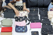 동대문 노란천막 등 짝퉁 명품 42억원어치 적발... 일부 제품서 중금속 검출